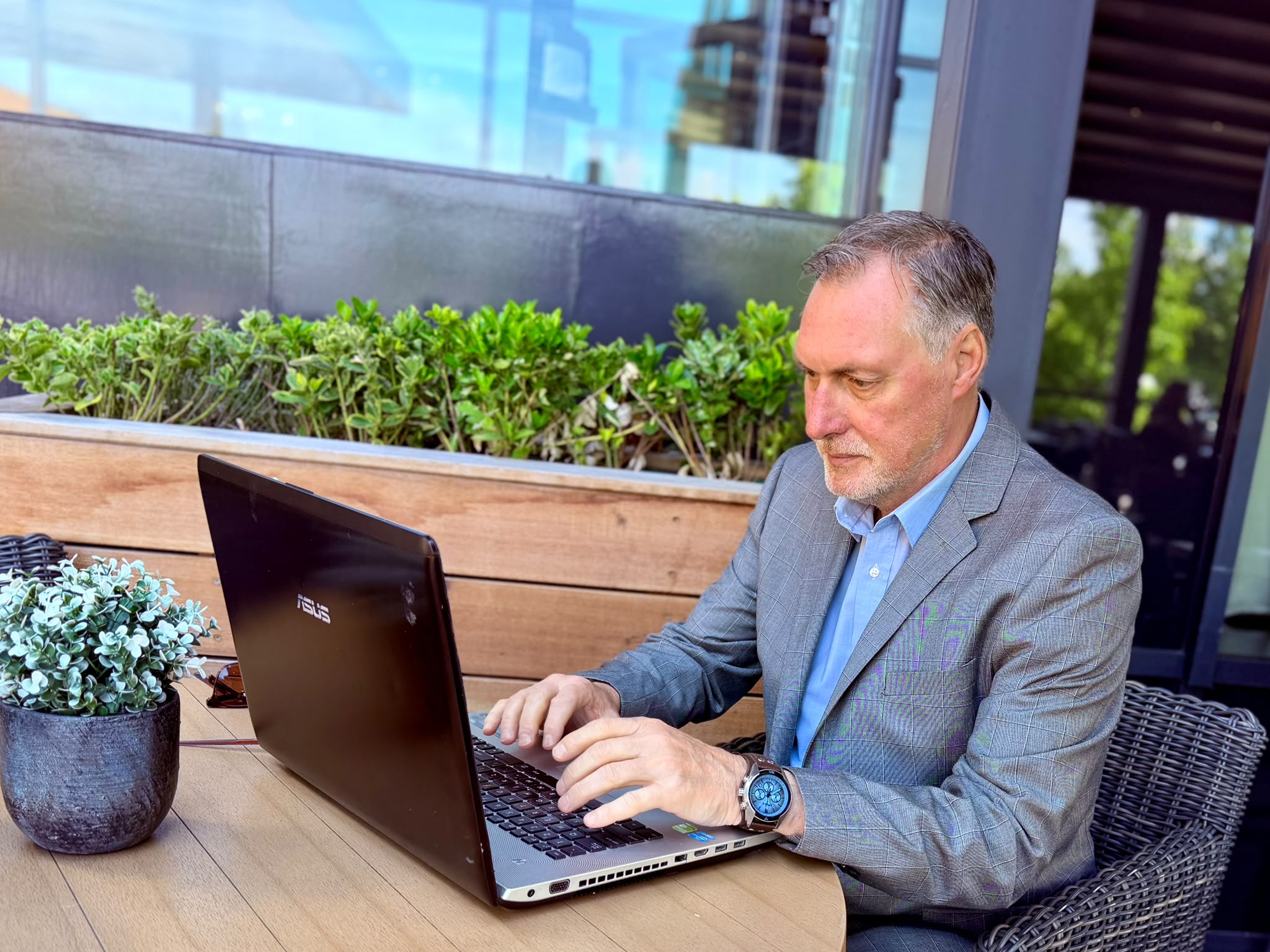 Gilbert van Asselt aan het werk aan een merkregistratie